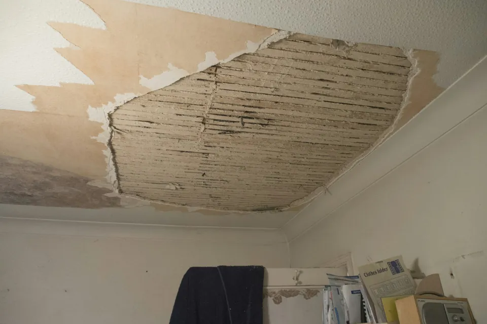 Cielo de un departamento dañado por una filtración del piso de arriba