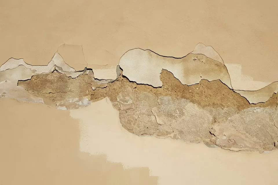 Cielo con la pintura y el yeso soltados por una filtración de agua